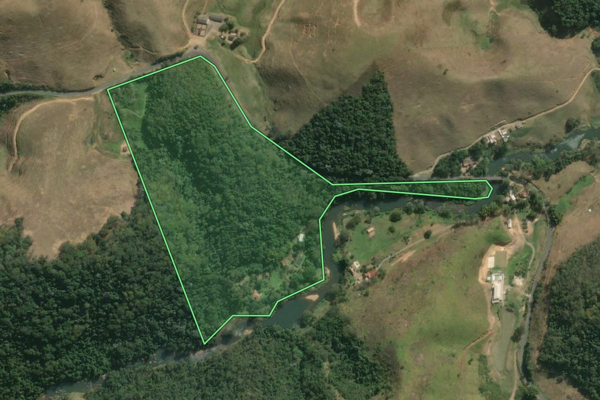 Imagem de satélite do imóvel rural em Rio Claro (RJ), com o contorno declarado no CAR desenhado por cima.