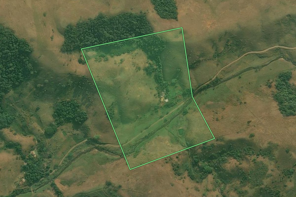 Imagem de satélite do imóvel rural em Rio Claro (RJ), com o contorno declarado no CAR desenhado por cima.