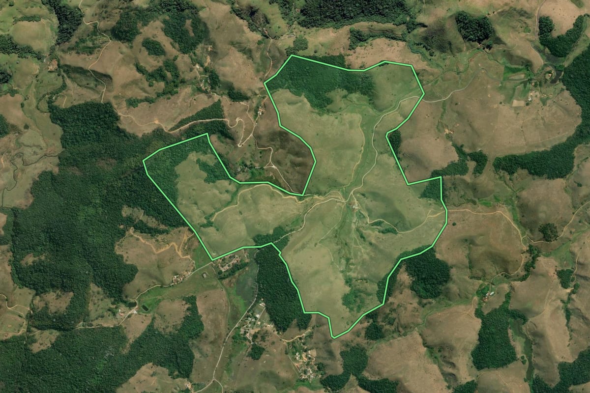 Imagem de satélite do imóvel rural em Rio Claro (RJ), com o contorno declarado no CAR desenhado por cima.