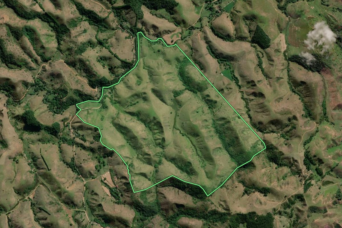 Imagem de satélite do imóvel rural em Rio das Flores (RJ), com o contorno declarado no CAR desenhado por cima.