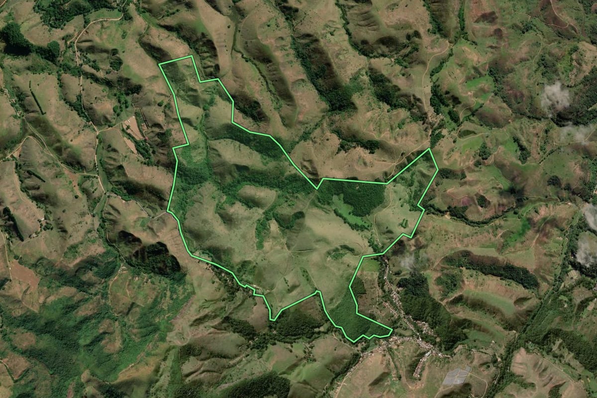 Imagem de satélite do imóvel rural em Rio das Flores (RJ), com o contorno declarado no CAR desenhado por cima.
