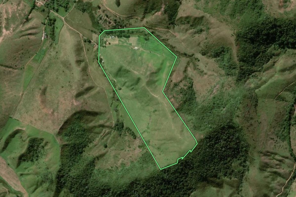 Imagem de satélite do imóvel rural em Rio das Flores (RJ), com o contorno declarado no CAR desenhado por cima.