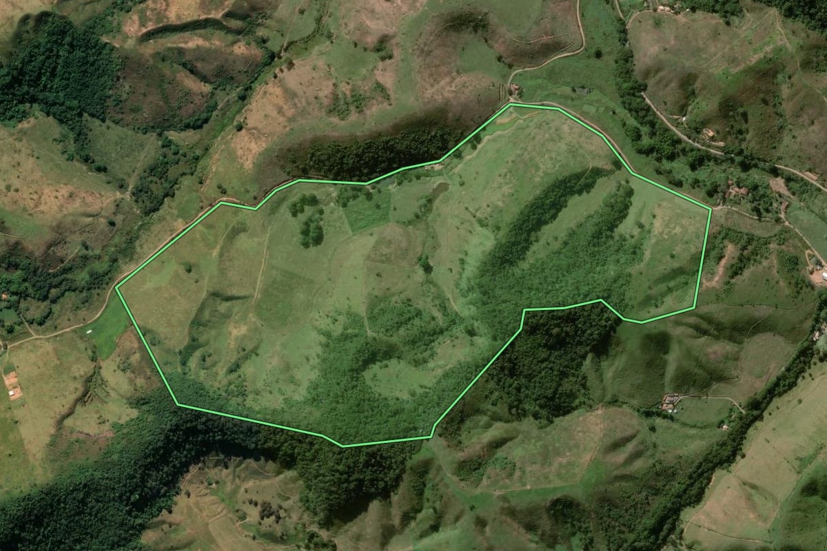 Imagem de satélite do imóvel rural em Rio das Flores (RJ), com o contorno declarado no CAR desenhado por cima.