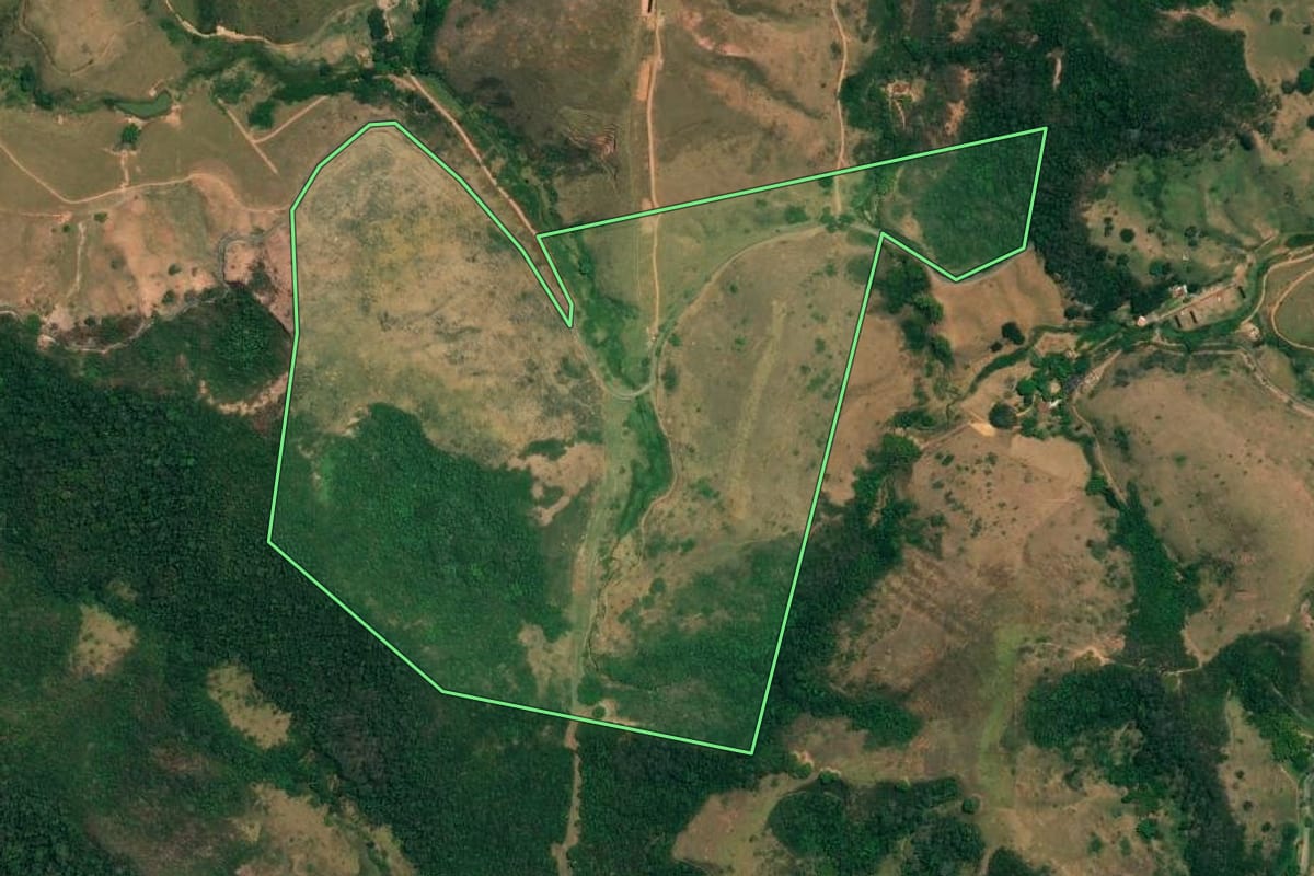 Imagem de satélite do imóvel rural em Rio das Flores (RJ), com o contorno declarado no CAR desenhado por cima.