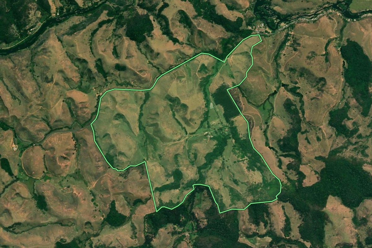 Imagem de satélite do imóvel rural em Rio das Flores (RJ), com o contorno declarado no CAR desenhado por cima.