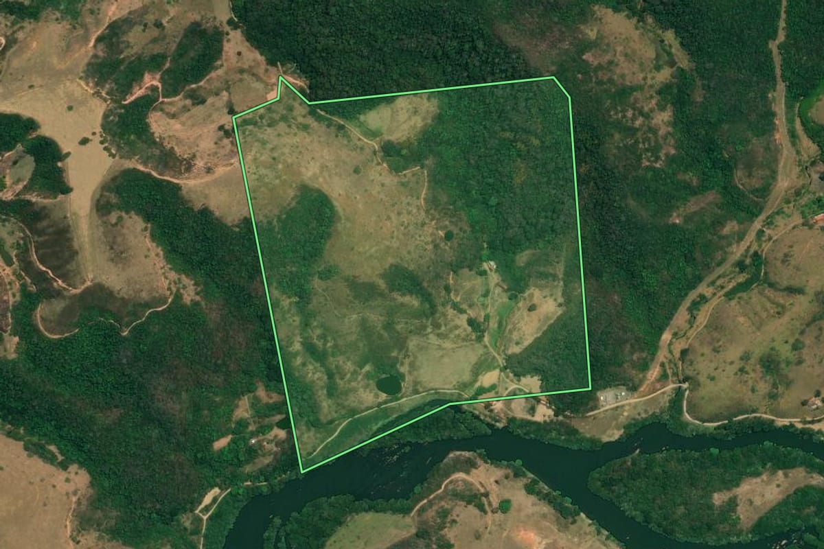 Imagem de satélite do imóvel rural em Rio das Flores (RJ), com o contorno declarado no CAR desenhado por cima.