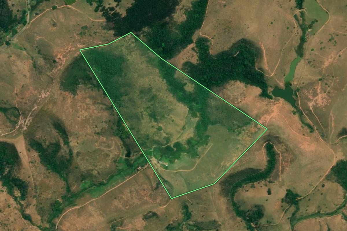 Imagem de satélite do imóvel rural em Rio das Flores (RJ), com o contorno declarado no CAR desenhado por cima.
