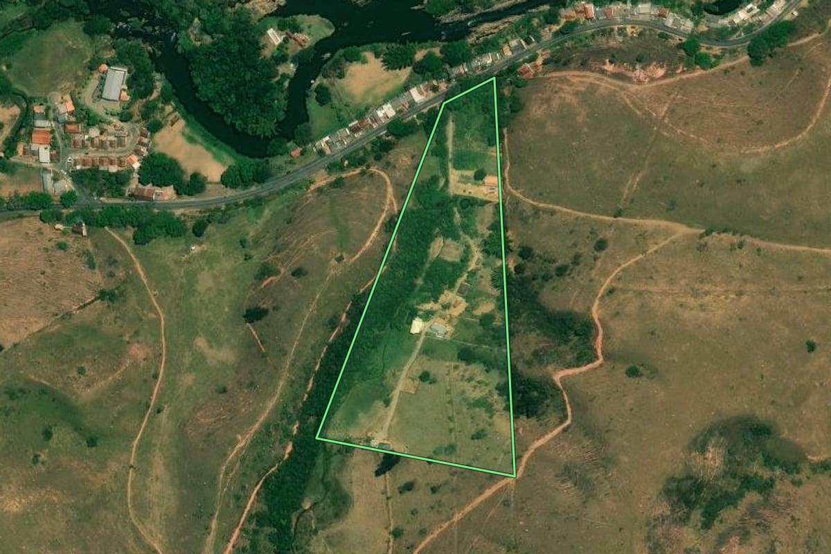 Imagem de satélite do imóvel rural em Rio das Flores (RJ), com o contorno declarado no CAR desenhado por cima.
