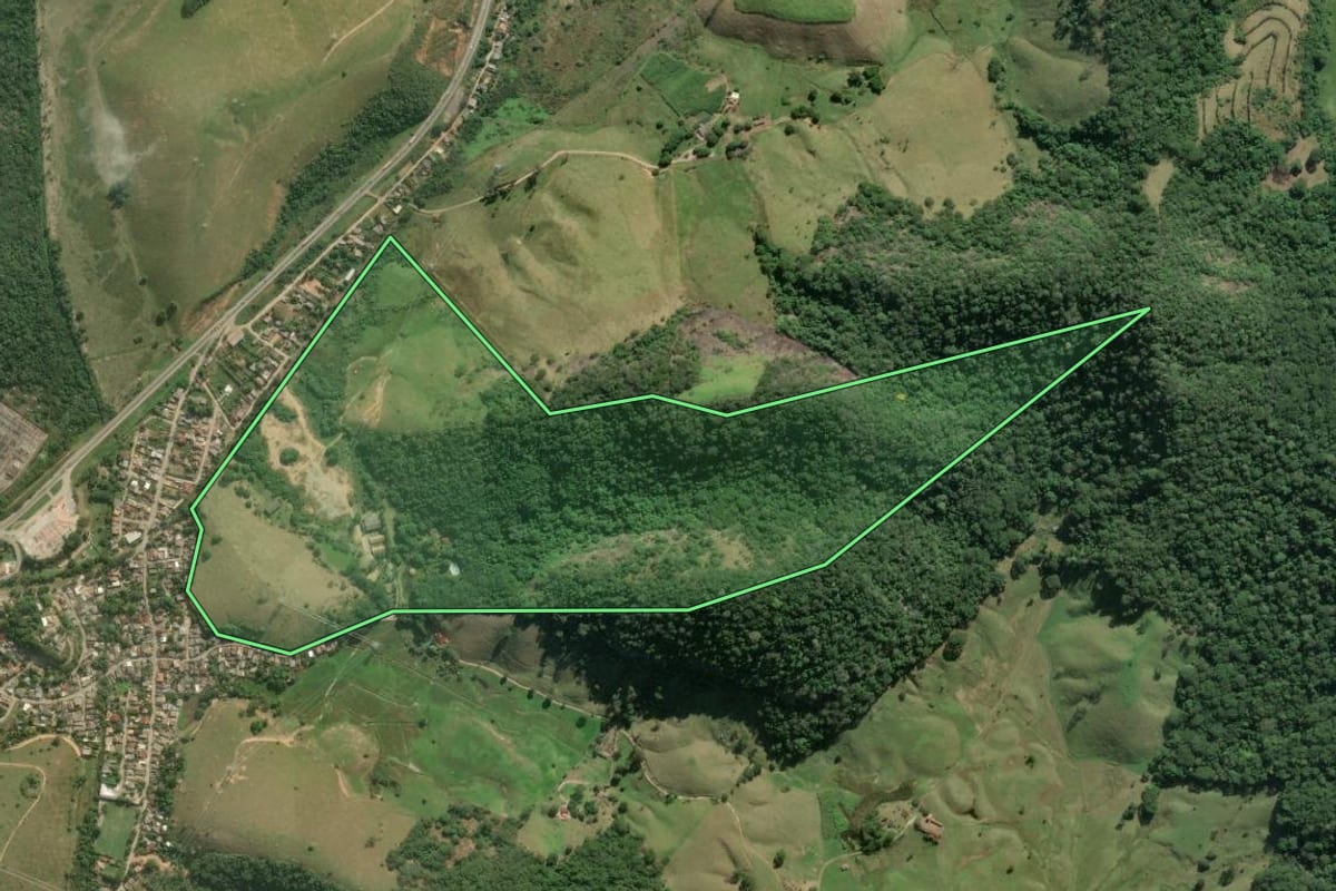 Imagem de satélite do imóvel rural em Rio das Ostras (RJ), com o contorno declarado no CAR desenhado por cima.