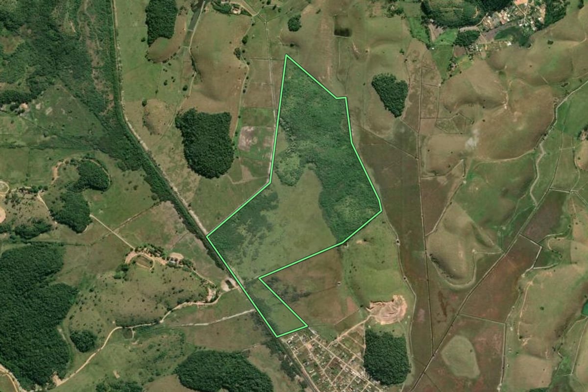 Imagem de satélite do imóvel rural em Rio das Ostras (RJ), com o contorno declarado no CAR desenhado por cima.