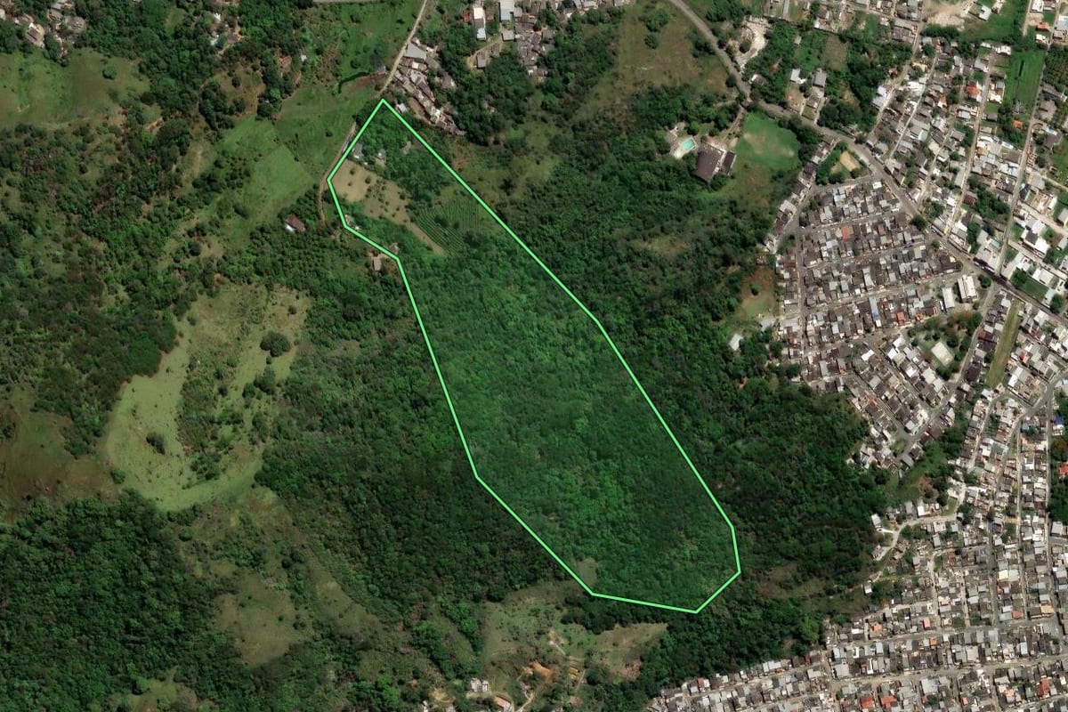 Imagem de satélite do imóvel rural em Rio de Janeiro (RJ), com o contorno declarado no CAR desenhado por cima.