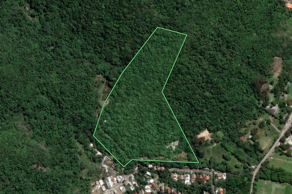 Imagem de satélite do imóvel rural em Rio de Janeiro (RJ), com o contorno declarado no CAR desenhado por cima.