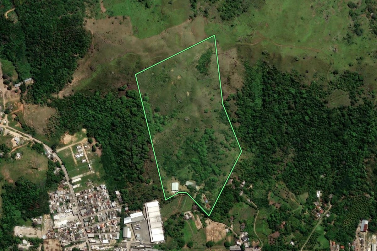 Imagem de satélite do imóvel rural em Rio de Janeiro (RJ), com o contorno declarado no CAR desenhado por cima.