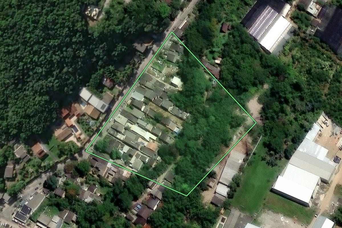 Imagem de satélite do imóvel rural em Rio de Janeiro (RJ), com o contorno declarado no CAR desenhado por cima.