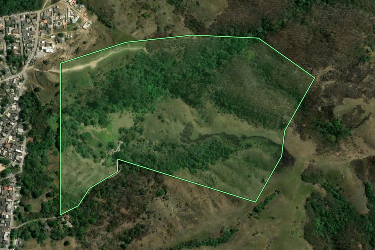 Imagem de satélite do imóvel rural em Rio de Janeiro (RJ), com o contorno declarado no CAR desenhado por cima.