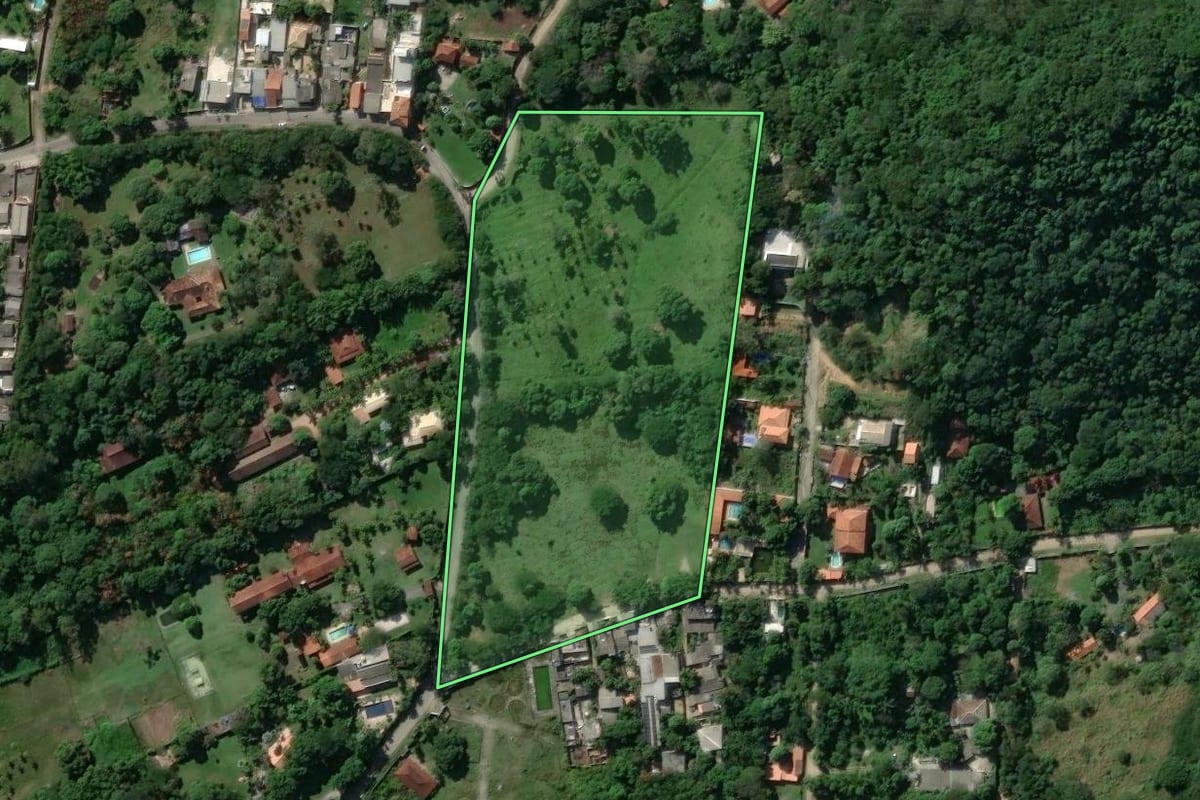 Imagem de satélite do imóvel rural em Rio de Janeiro (RJ), com o contorno declarado no CAR desenhado por cima.
