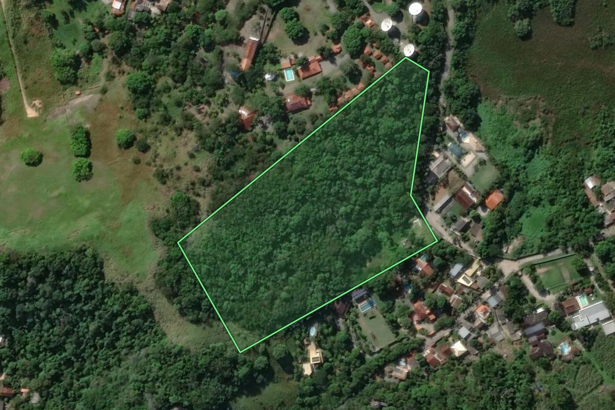 Imagem de satélite do imóvel rural em Rio de Janeiro (RJ), com o contorno declarado no CAR desenhado por cima.