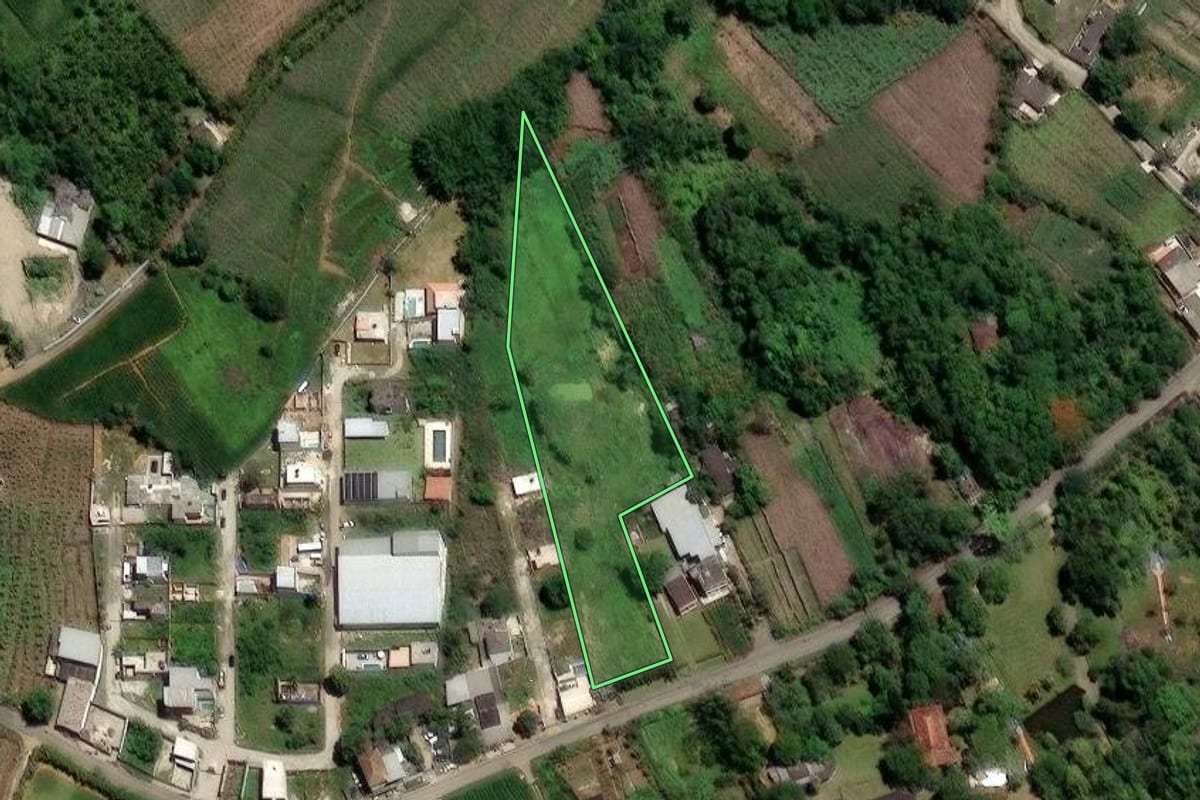 Imagem de satélite do imóvel rural em Rio de Janeiro (RJ), com o contorno declarado no CAR desenhado por cima.