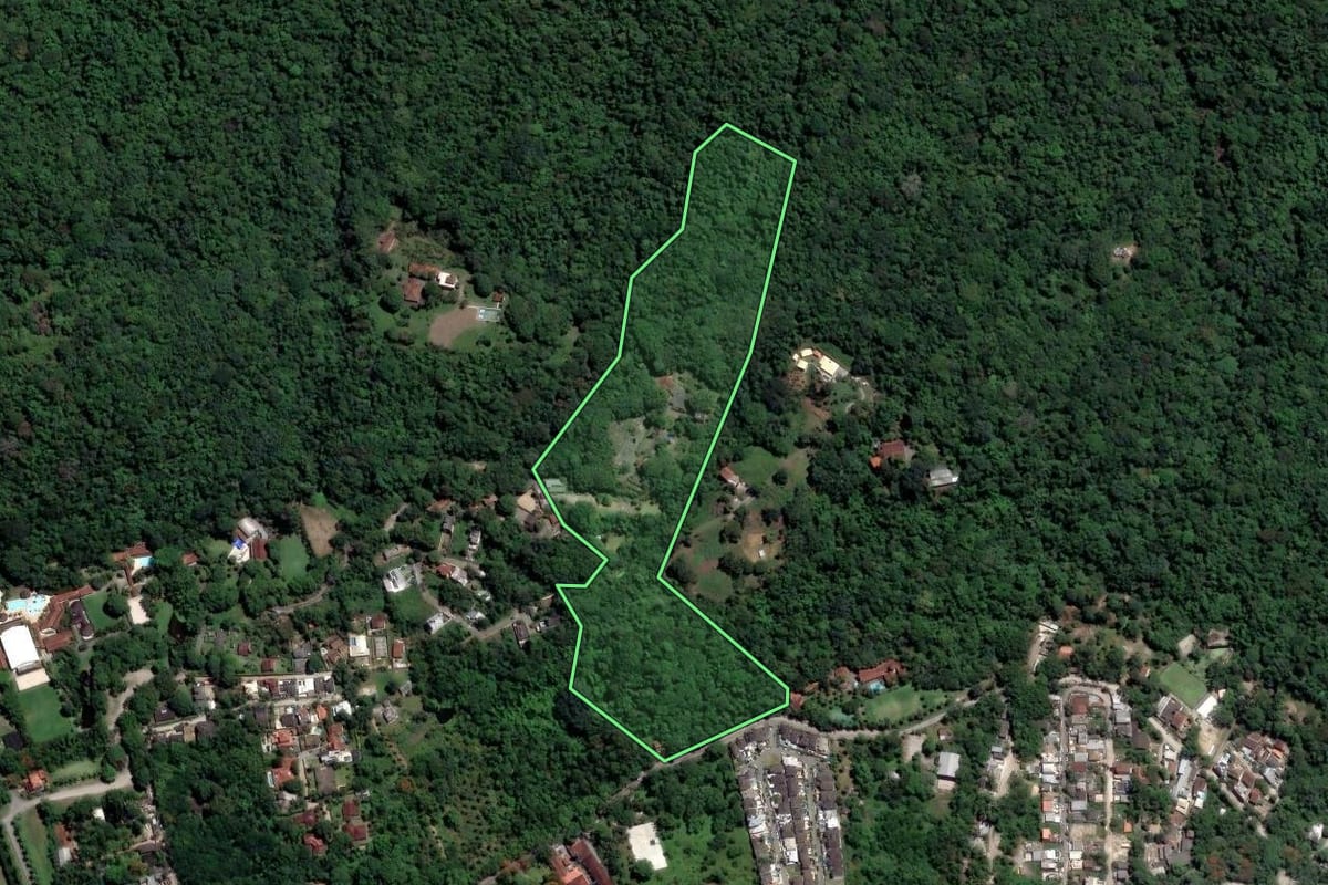 Imagem de satélite do imóvel rural em Rio de Janeiro (RJ), com o contorno declarado no CAR desenhado por cima.