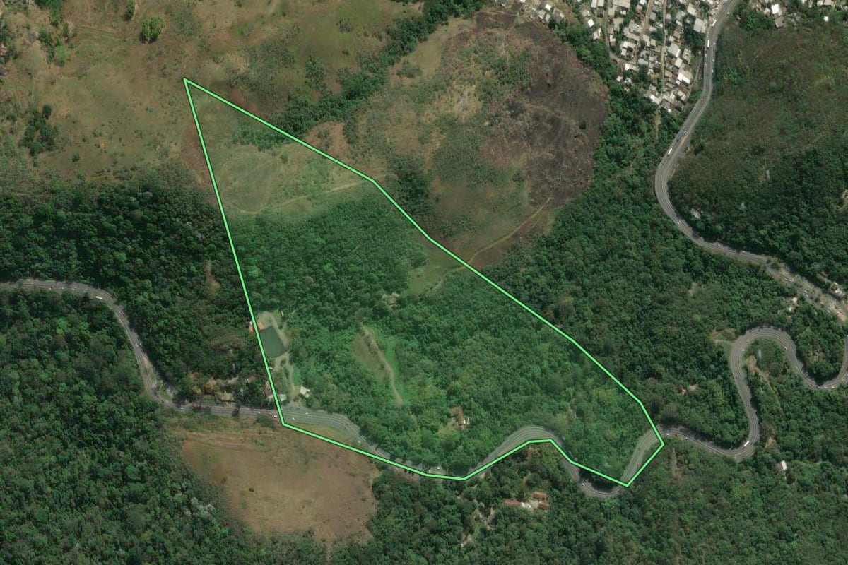 Imagem de satélite do imóvel rural em Rio de Janeiro (RJ), com o contorno declarado no CAR desenhado por cima.