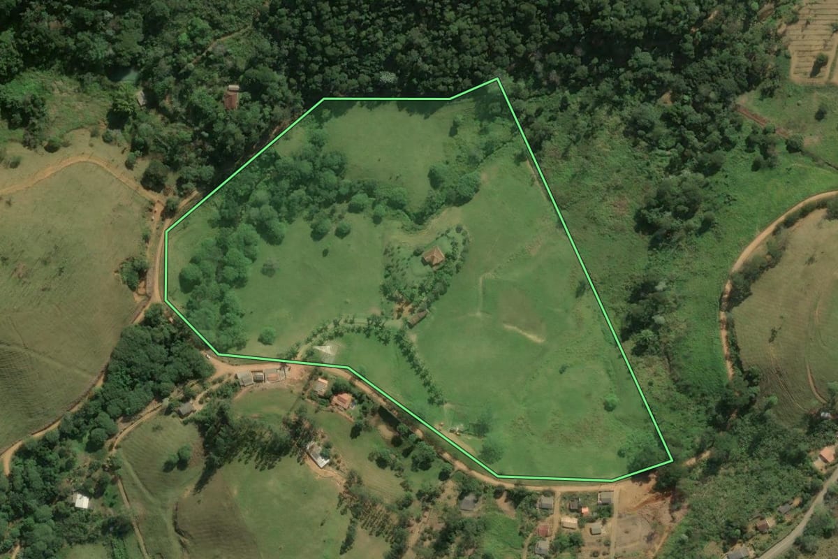 Imagem de satélite do imóvel rural em Santa Maria Madalena (RJ), com o contorno declarado no CAR desenhado por cima.