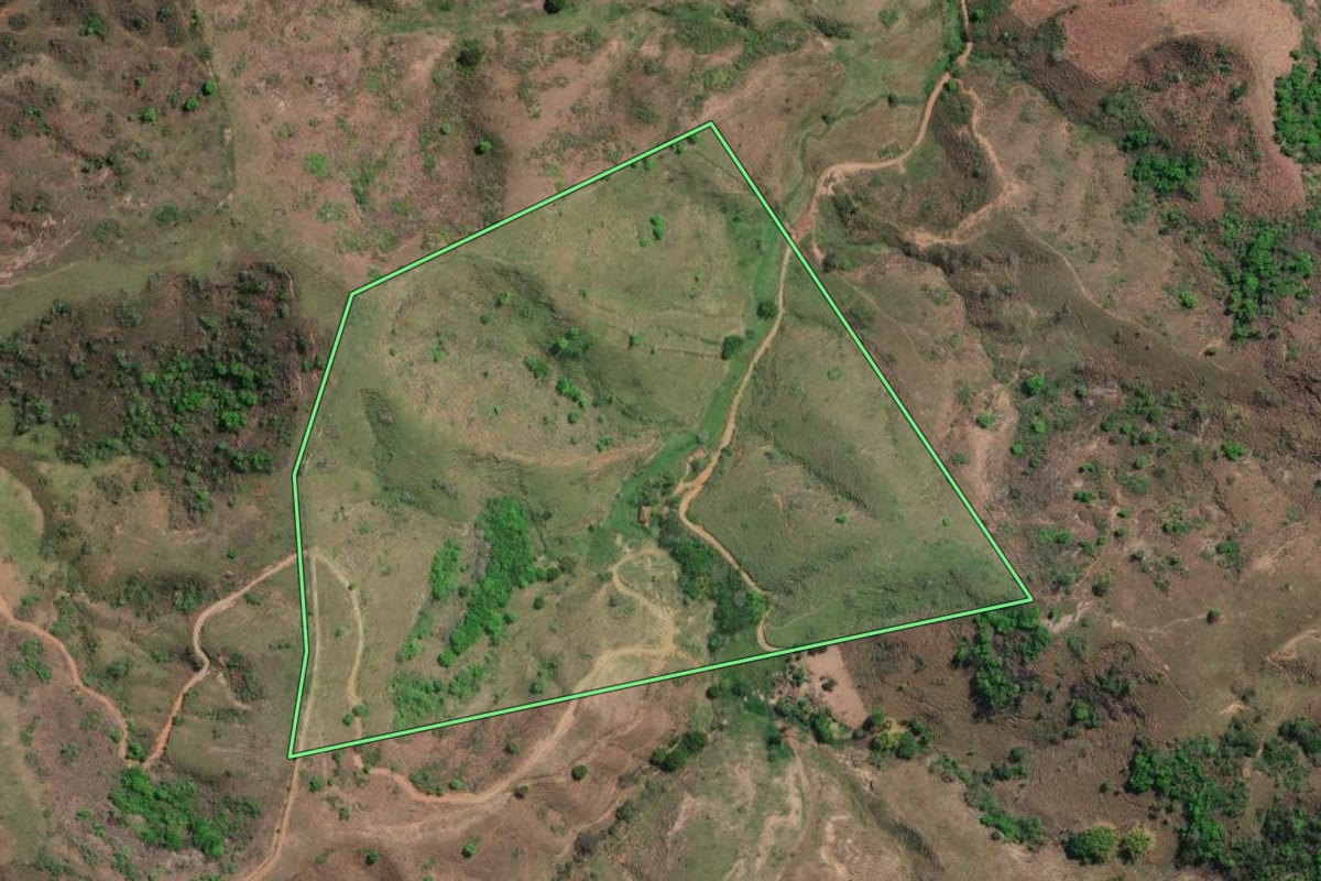 Imagem de satélite do imóvel rural em Santa Maria Madalena (RJ), com o contorno declarado no CAR desenhado por cima.