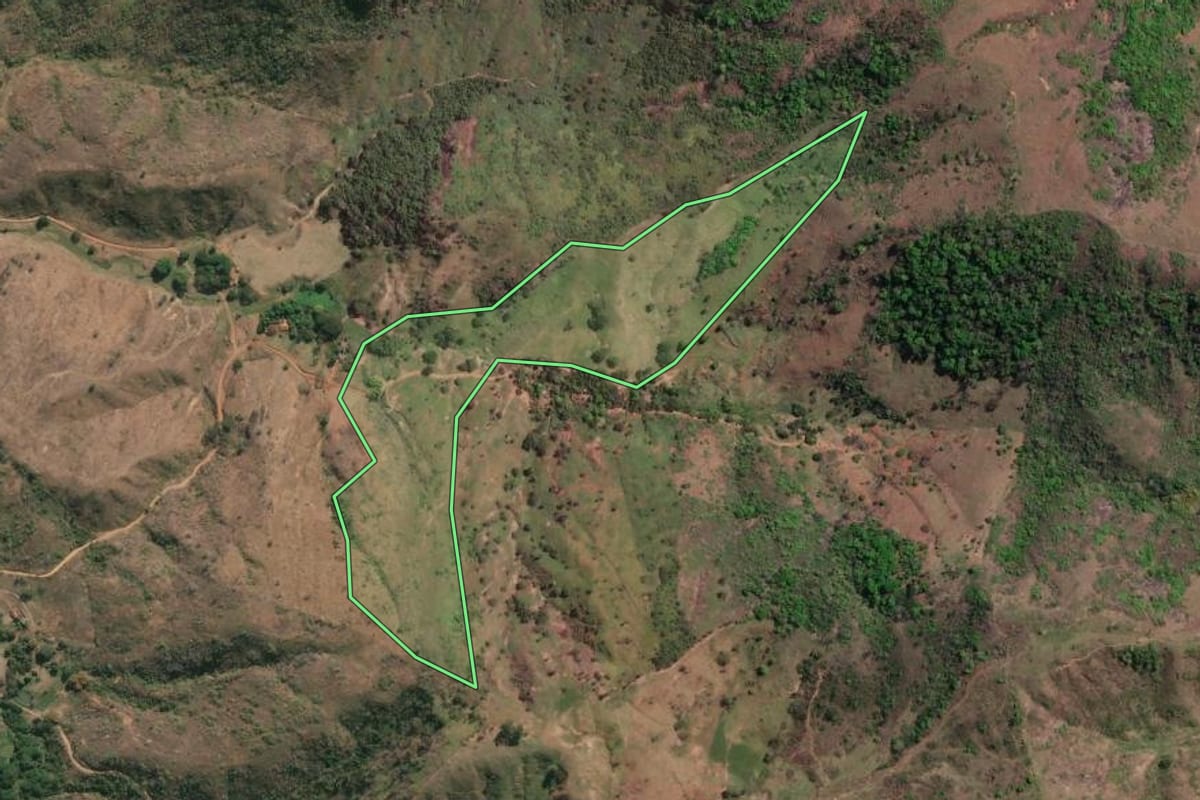 Imagem de satélite do imóvel rural em Santa Maria Madalena (RJ), com o contorno declarado no CAR desenhado por cima.