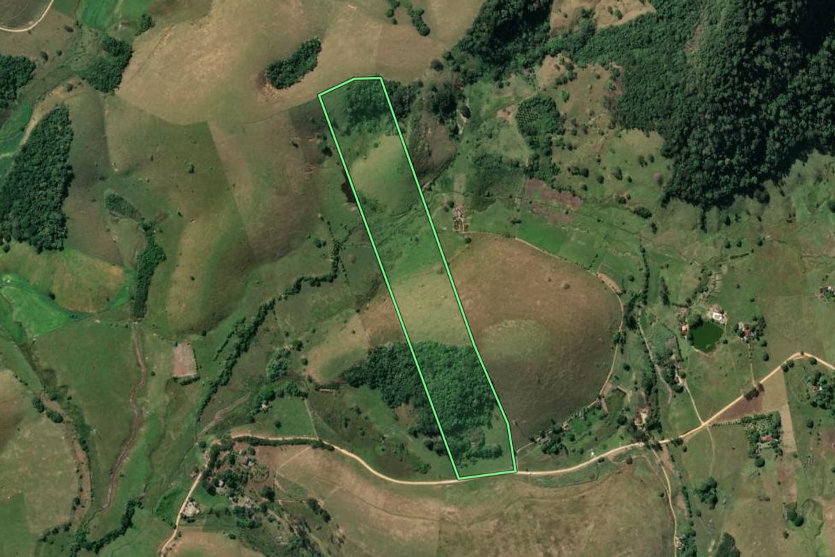 Imagem de satélite do imóvel rural em Santa Maria Madalena (RJ), com o contorno declarado no CAR desenhado por cima.