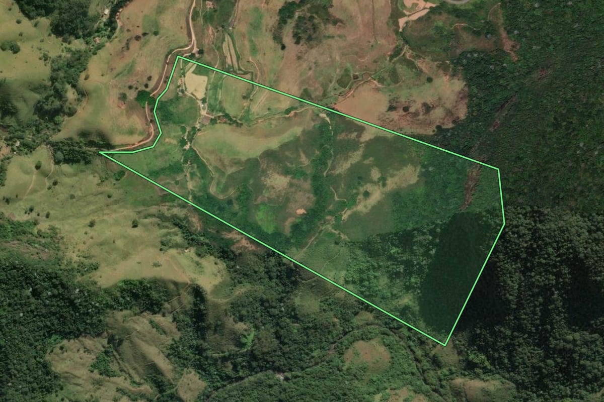 Imagem de satélite do imóvel rural em Santa Maria Madalena (RJ), com o contorno declarado no CAR desenhado por cima.