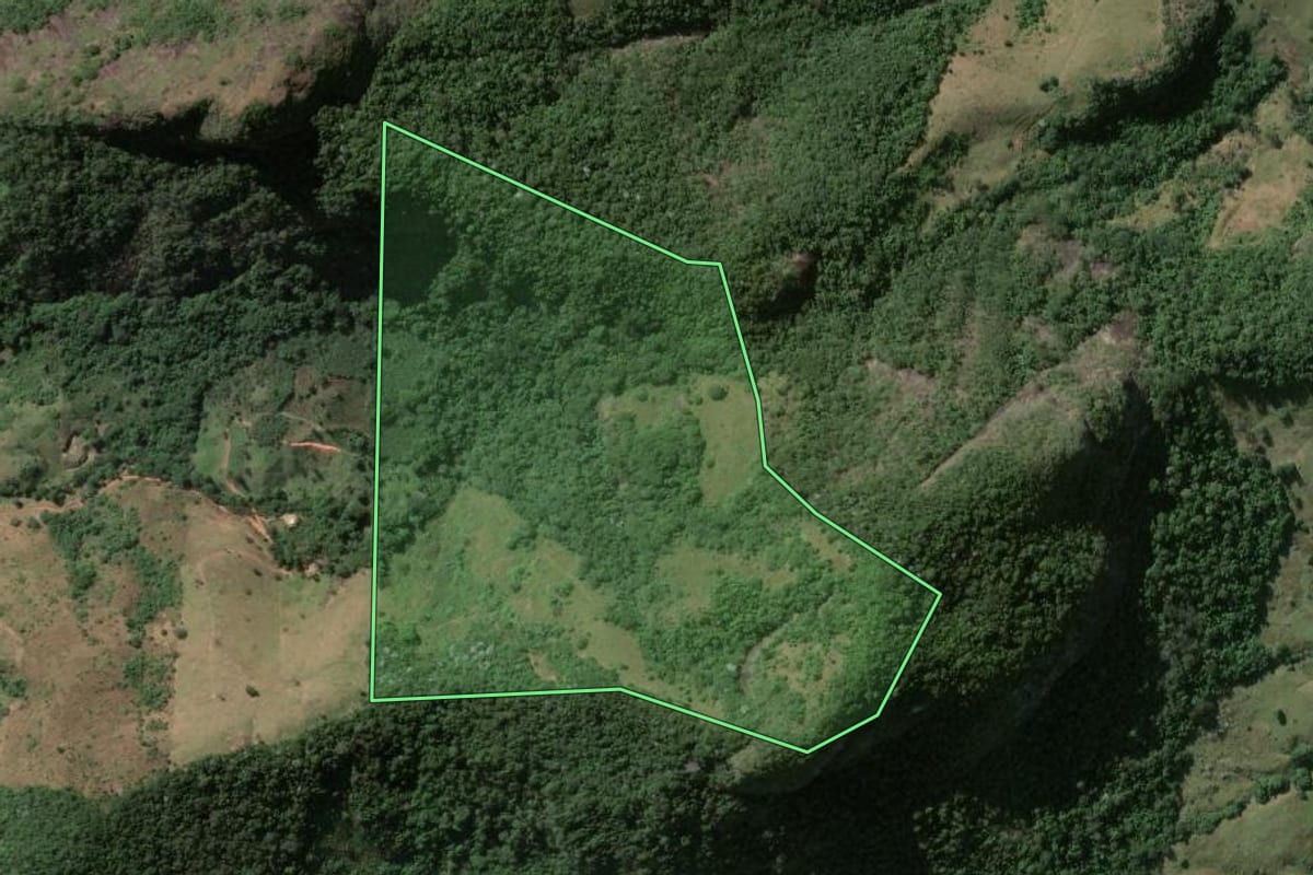 Imagem de satélite do imóvel rural em Santa Maria Madalena (RJ), com o contorno declarado no CAR desenhado por cima.