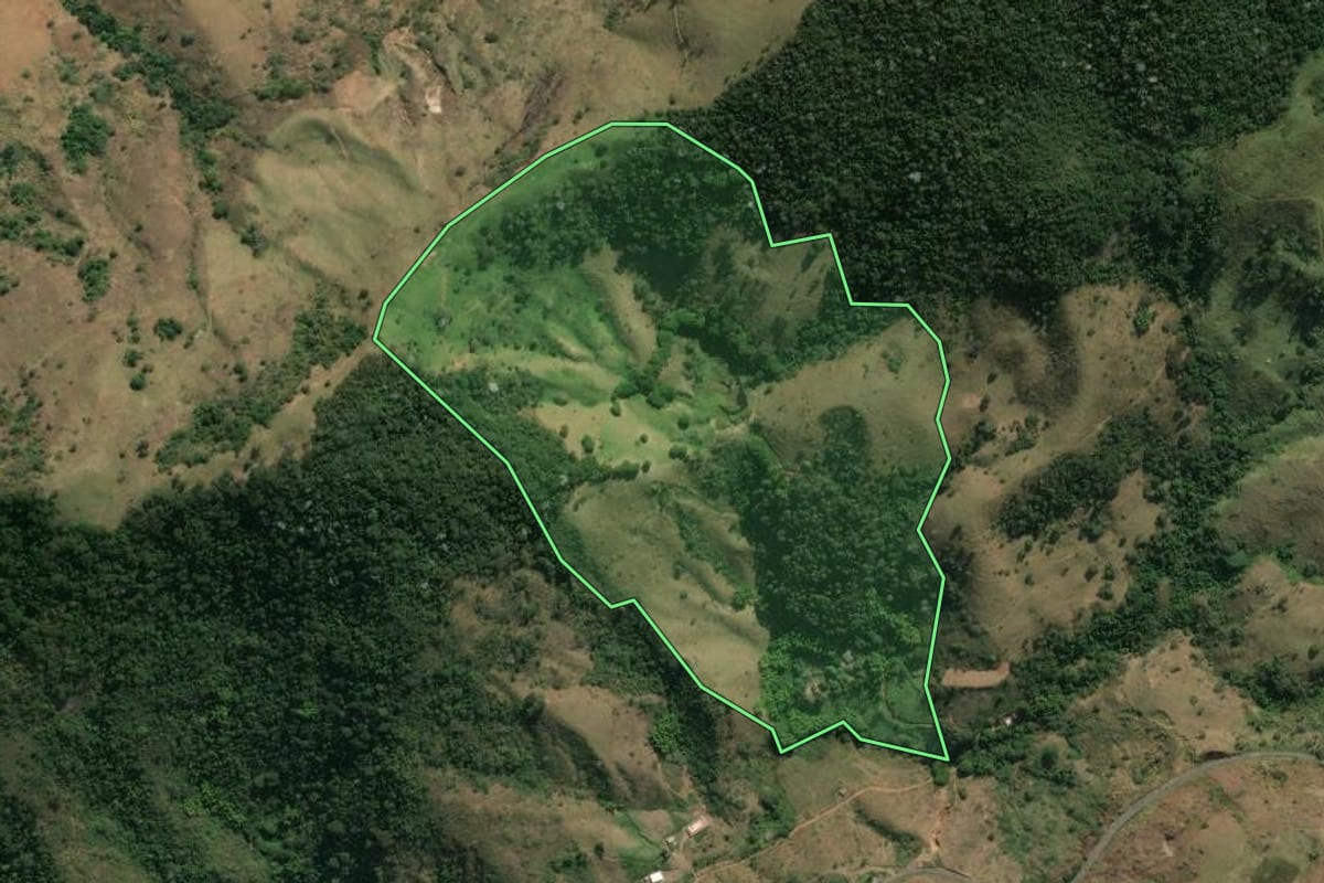 Imagem de satélite do imóvel rural em Santa Maria Madalena (RJ), com o contorno declarado no CAR desenhado por cima.