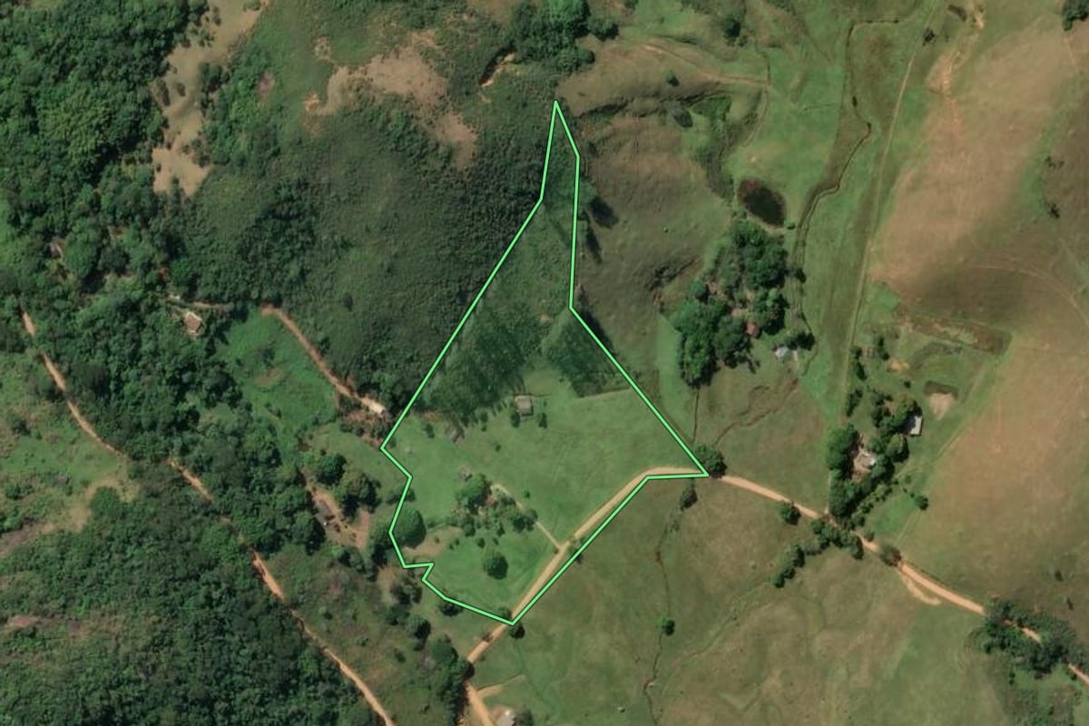 Imagem de satélite do imóvel rural em Santa Maria Madalena (RJ), com o contorno declarado no CAR desenhado por cima.