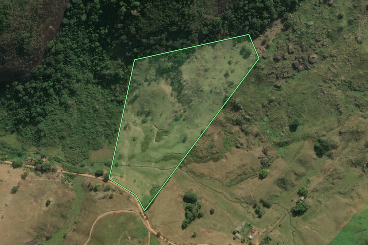 Imagem de satélite do imóvel rural em Santa Maria Madalena (RJ), com o contorno declarado no CAR desenhado por cima.