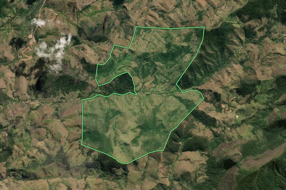 Imagem de satélite do imóvel rural em Santa Maria Madalena (RJ), com o contorno declarado no CAR desenhado por cima.