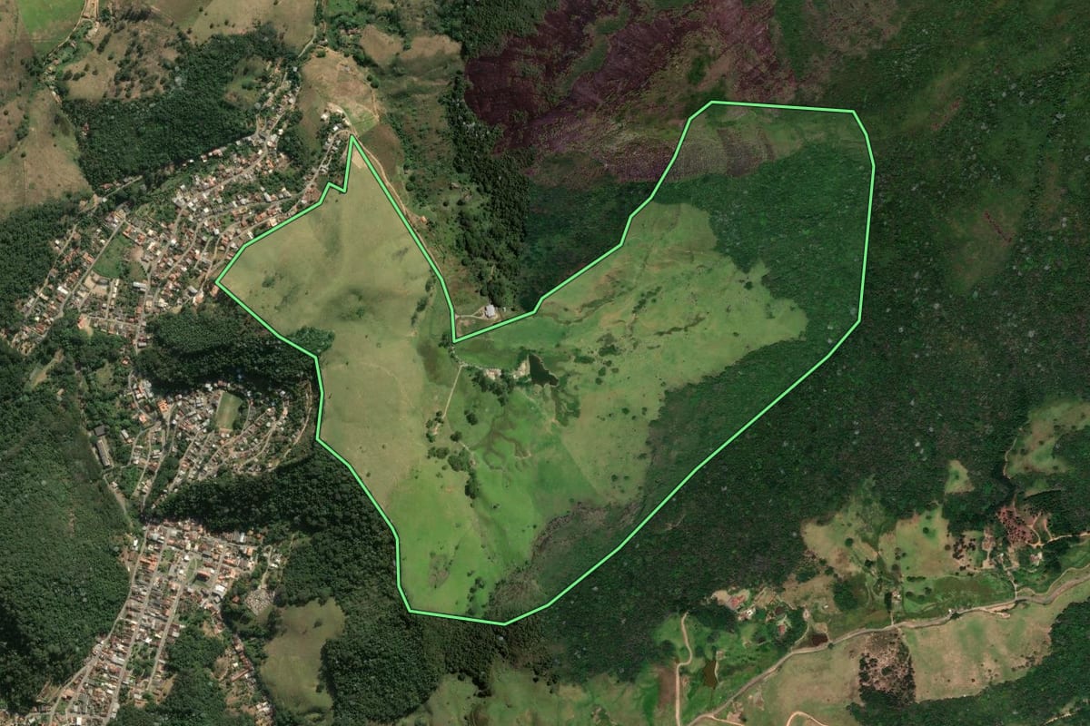 Imagem de satélite do imóvel rural em Santa Maria Madalena (RJ), com o contorno declarado no CAR desenhado por cima.