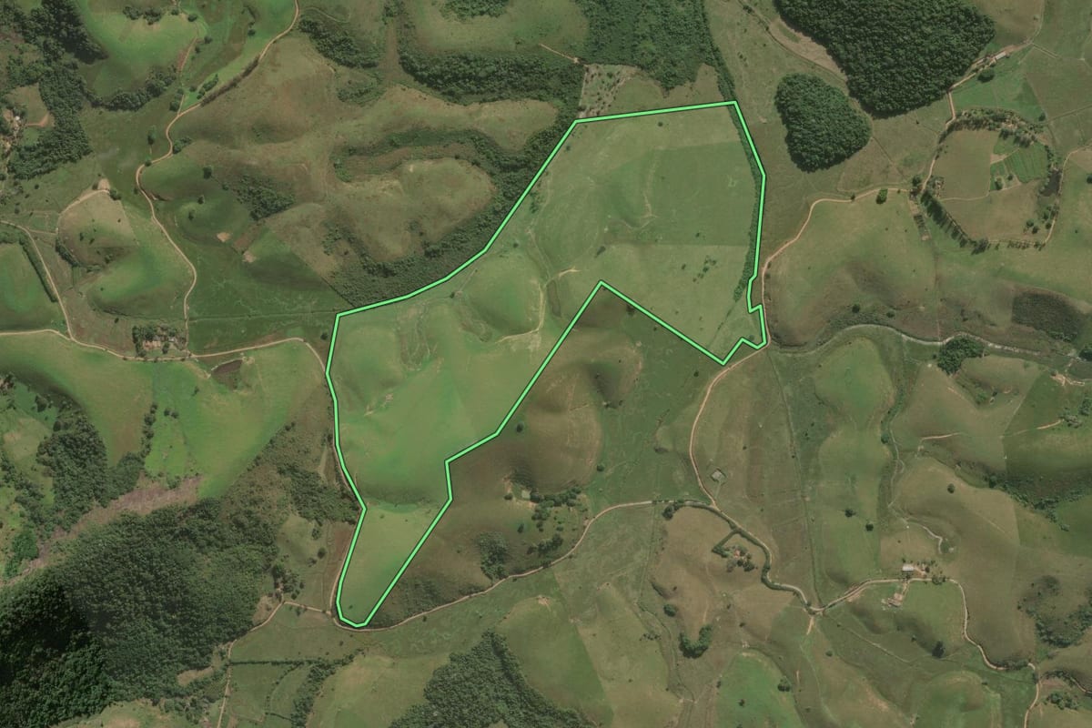Imagem de satélite do imóvel rural em Santa Maria Madalena (RJ), com o contorno declarado no CAR desenhado por cima.