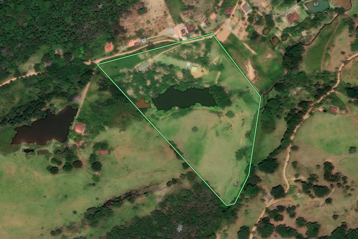 Imagem de satélite do imóvel rural em Santa Maria Madalena (RJ), com o contorno declarado no CAR desenhado por cima.