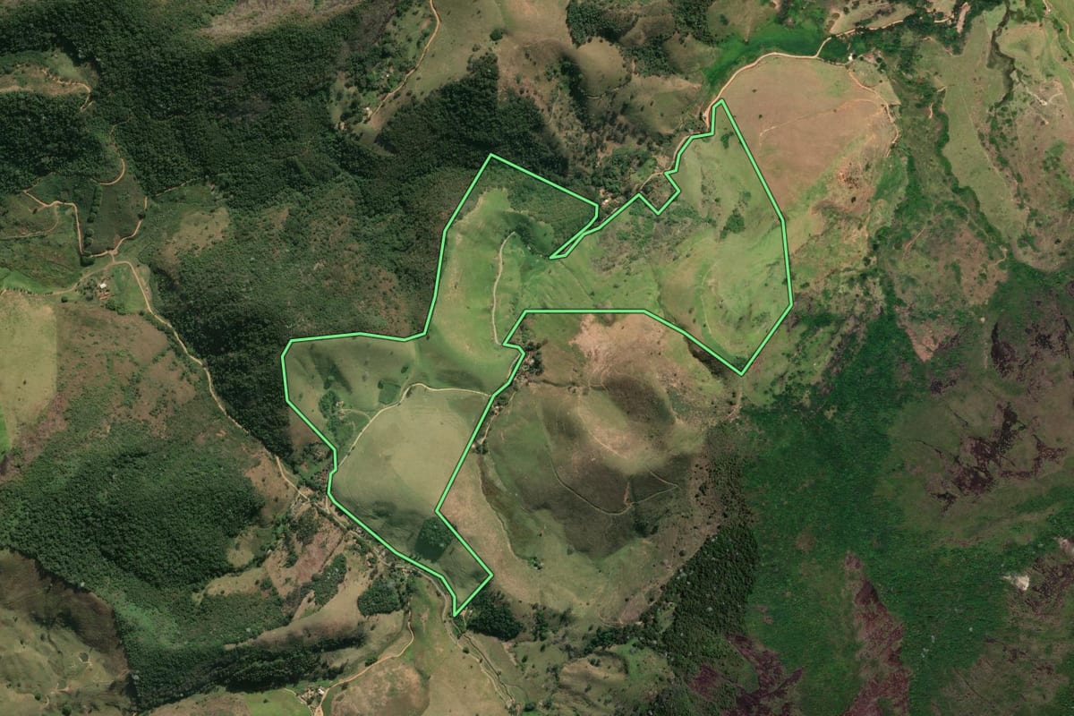 Imagem de satélite do imóvel rural em Santa Maria Madalena (RJ), com o contorno declarado no CAR desenhado por cima.