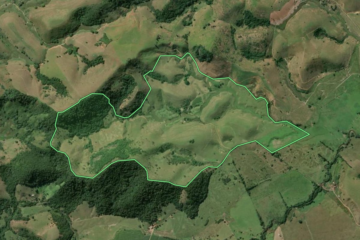 Imagem de satélite do imóvel rural em Santa Maria Madalena (RJ), com o contorno declarado no CAR desenhado por cima.