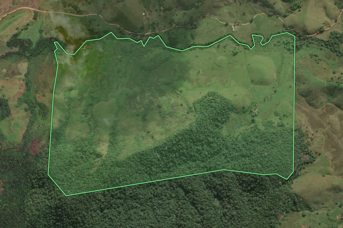 Imagem de satélite do imóvel rural em Santa Maria Madalena (RJ), com o contorno declarado no CAR desenhado por cima.