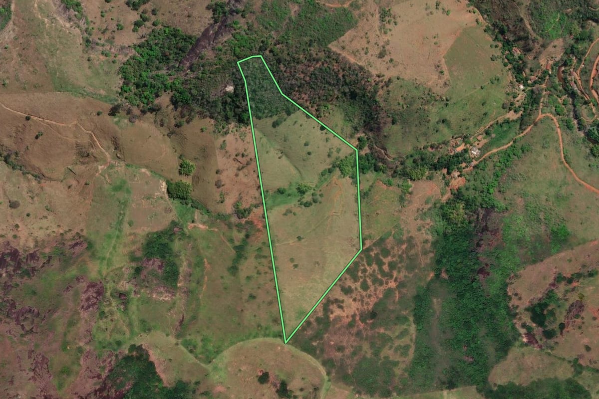 Imagem de satélite do imóvel rural em Santa Maria Madalena (RJ), com o contorno declarado no CAR desenhado por cima.