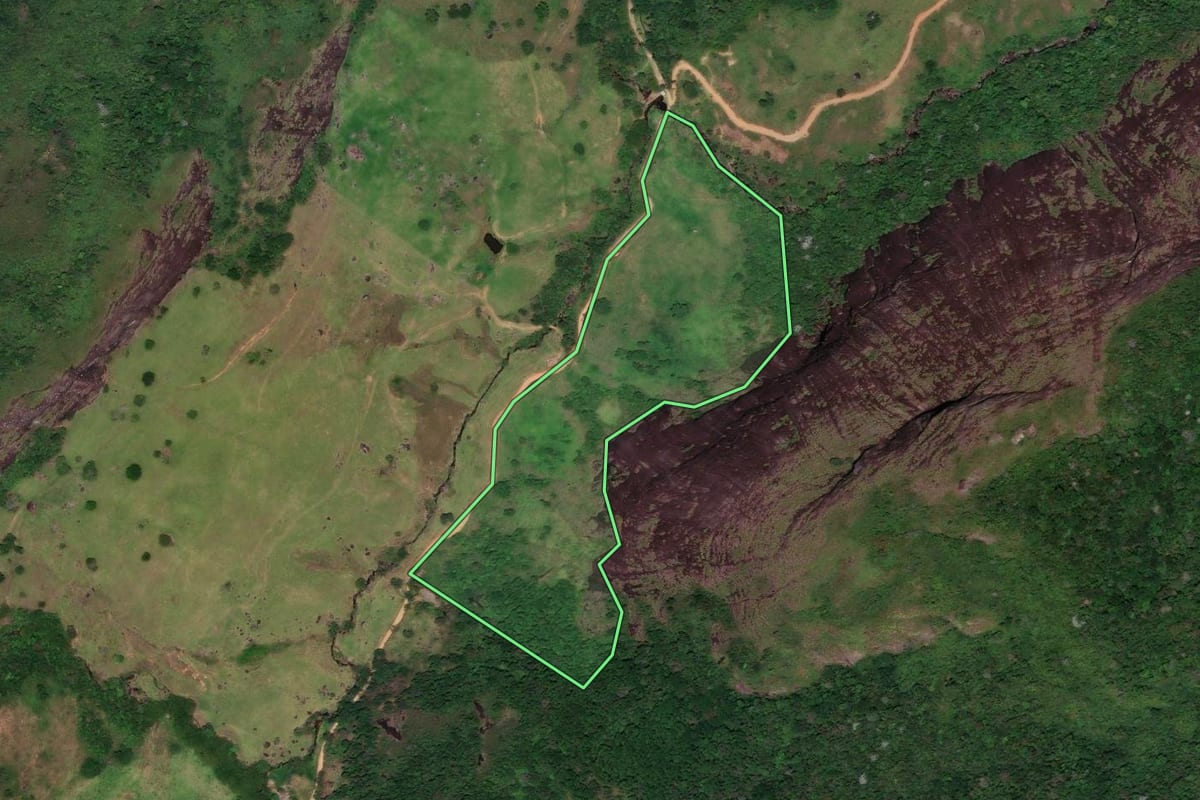 Imagem de satélite do imóvel rural em Santa Maria Madalena (RJ), com o contorno declarado no CAR desenhado por cima.