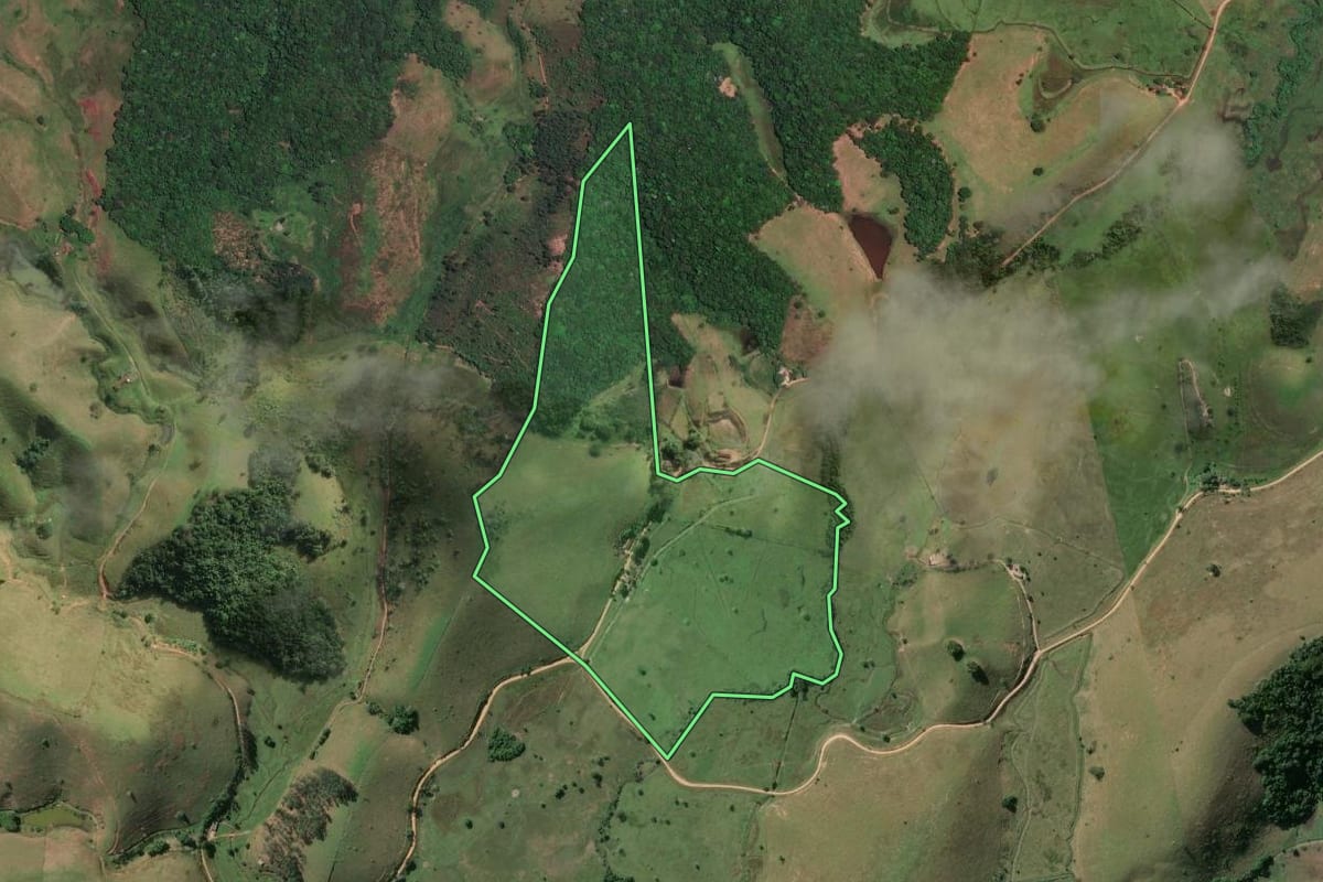 Imagem de satélite do imóvel rural em Santa Maria Madalena (RJ), com o contorno declarado no CAR desenhado por cima.