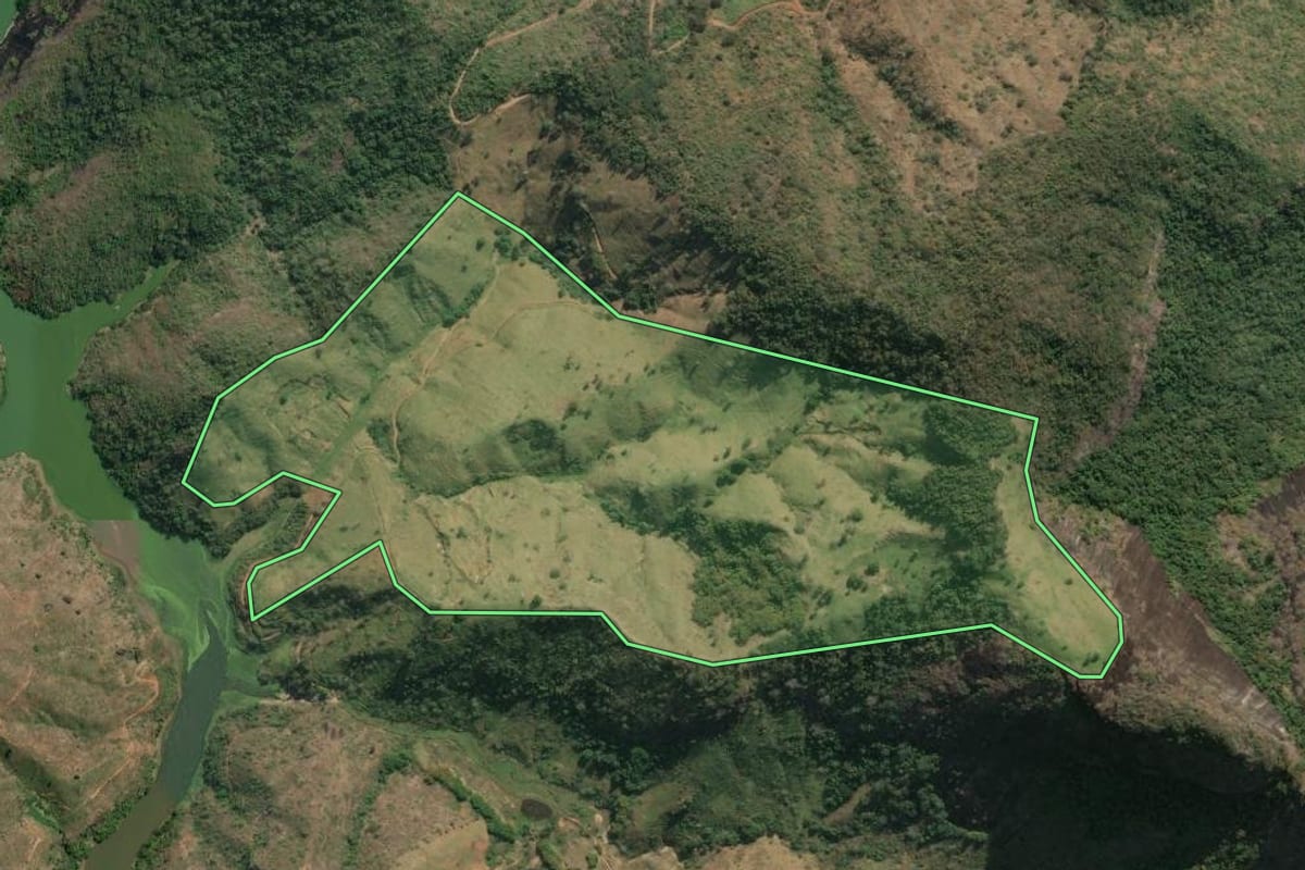 Imagem de satélite do imóvel rural em Santa Maria Madalena (RJ), com o contorno declarado no CAR desenhado por cima.