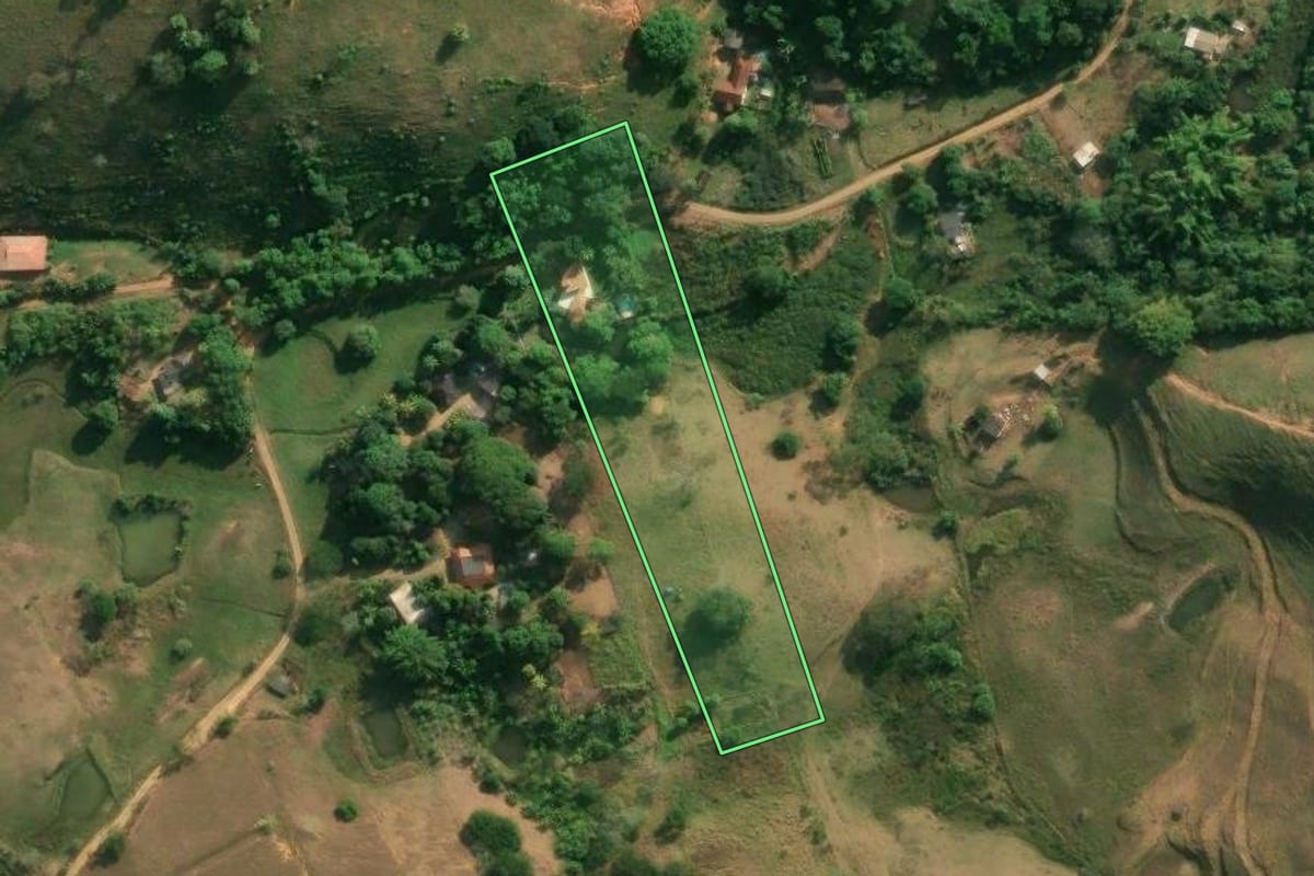 Imagem de satélite do imóvel rural em Santo Antônio de Pádua (RJ), com o contorno declarado no CAR desenhado por cima.