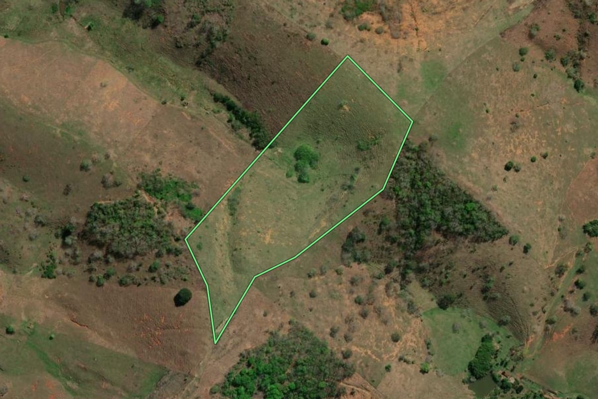 Imagem de satélite do imóvel rural em Santo Antônio de Pádua (RJ), com o contorno declarado no CAR desenhado por cima.