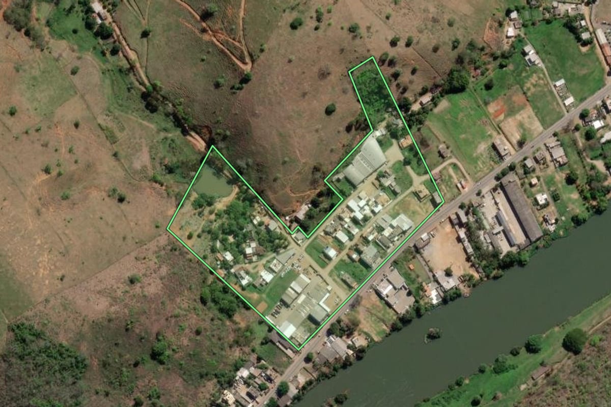 Imagem de satélite do imóvel rural em Santo Antônio de Pádua (RJ), com o contorno declarado no CAR desenhado por cima.