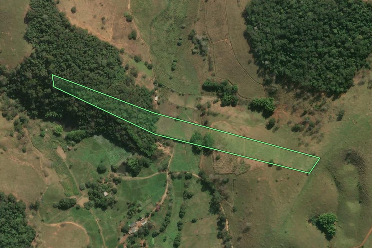 Imagem de satélite do imóvel rural em Santo Antônio de Pádua (RJ), com o contorno declarado no CAR desenhado por cima.