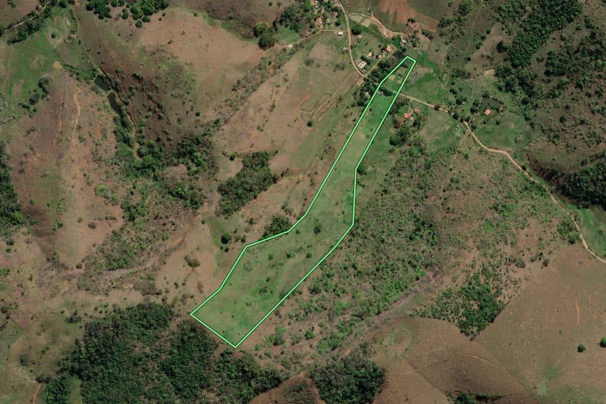 Imagem de satélite do imóvel rural em Santo Antônio de Pádua (RJ), com o contorno declarado no CAR desenhado por cima.