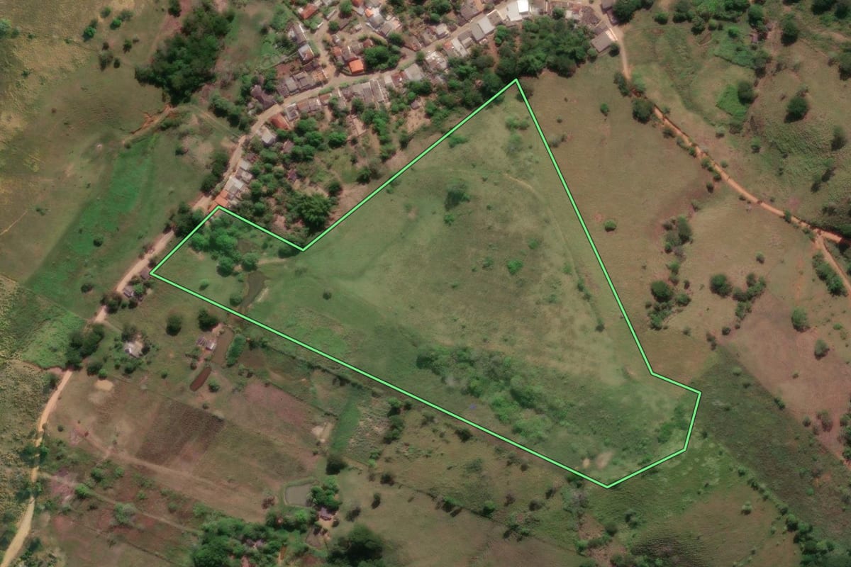 Imagem de satélite do imóvel rural em Santo Antônio de Pádua (RJ), com o contorno declarado no CAR desenhado por cima.
